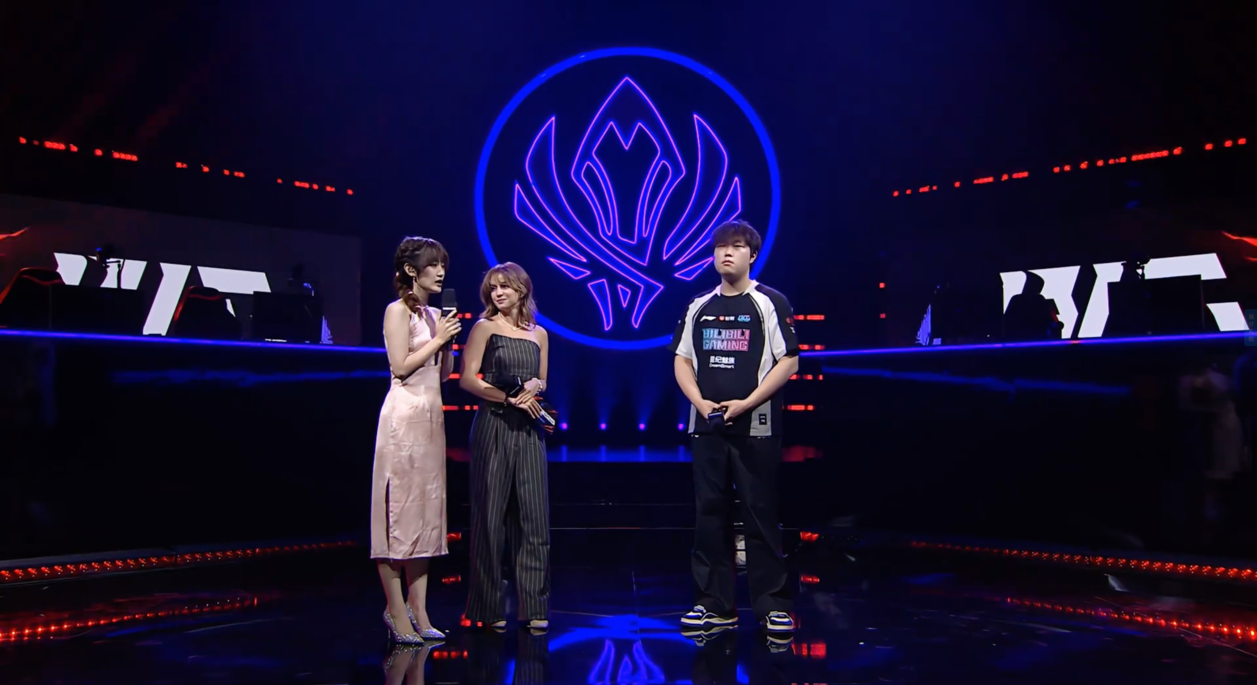 开云体育中国-BLG血洗CLG，JackeyLove操刀奇招英雄翻盘宿敌对决四强赛，留下经典瞬间